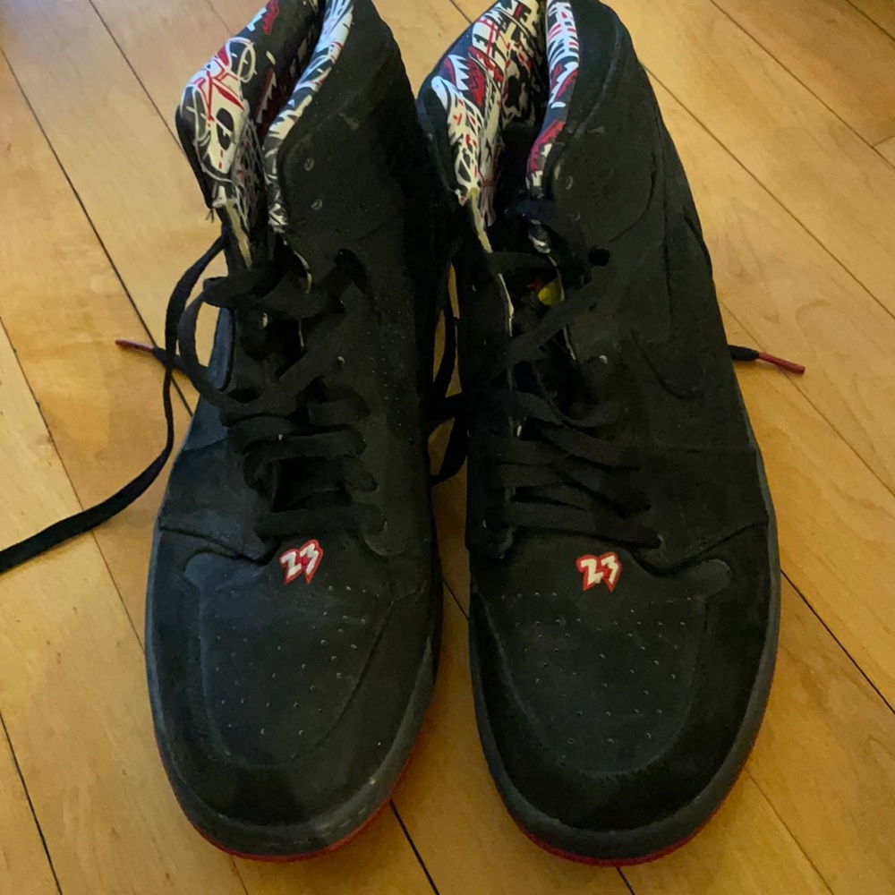 Nike Jordan black worn a few times. Size 13